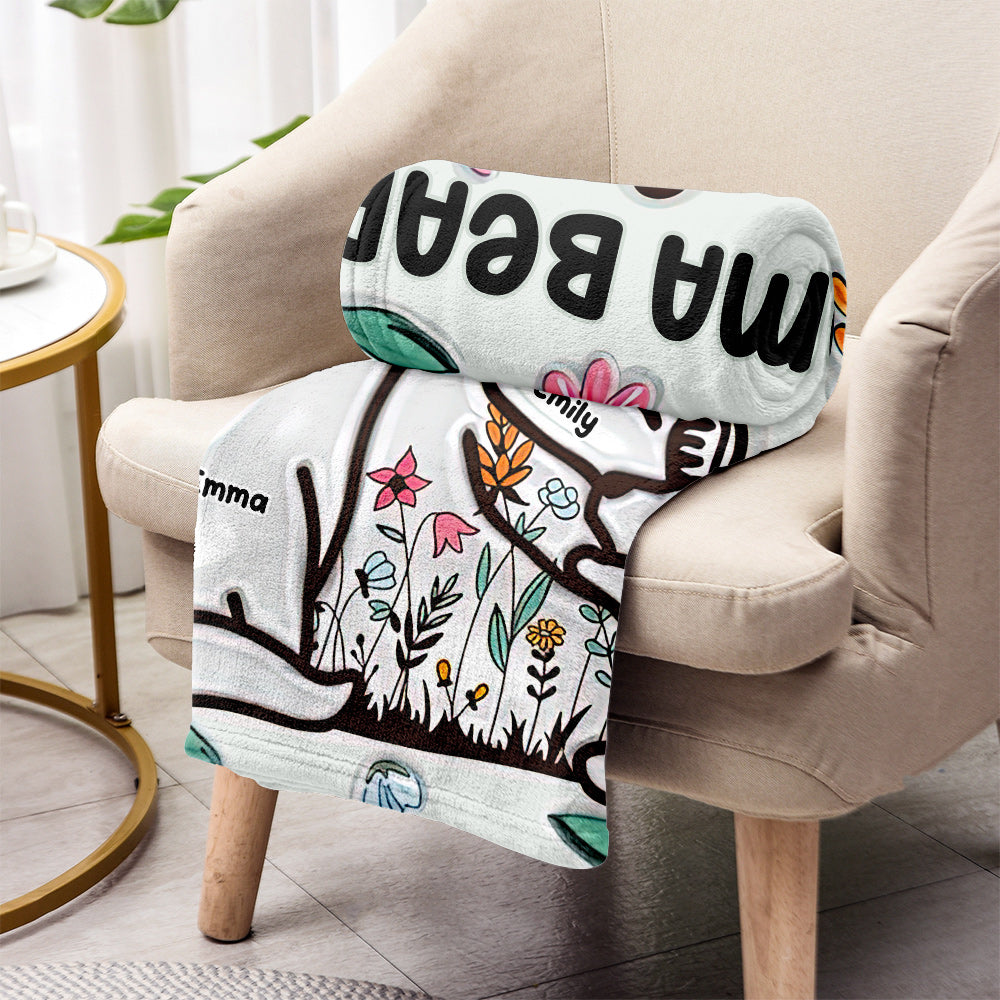 Mama Bär umarmt ihre Jungen – personalisierte Mutterdecke im Blumenmuster