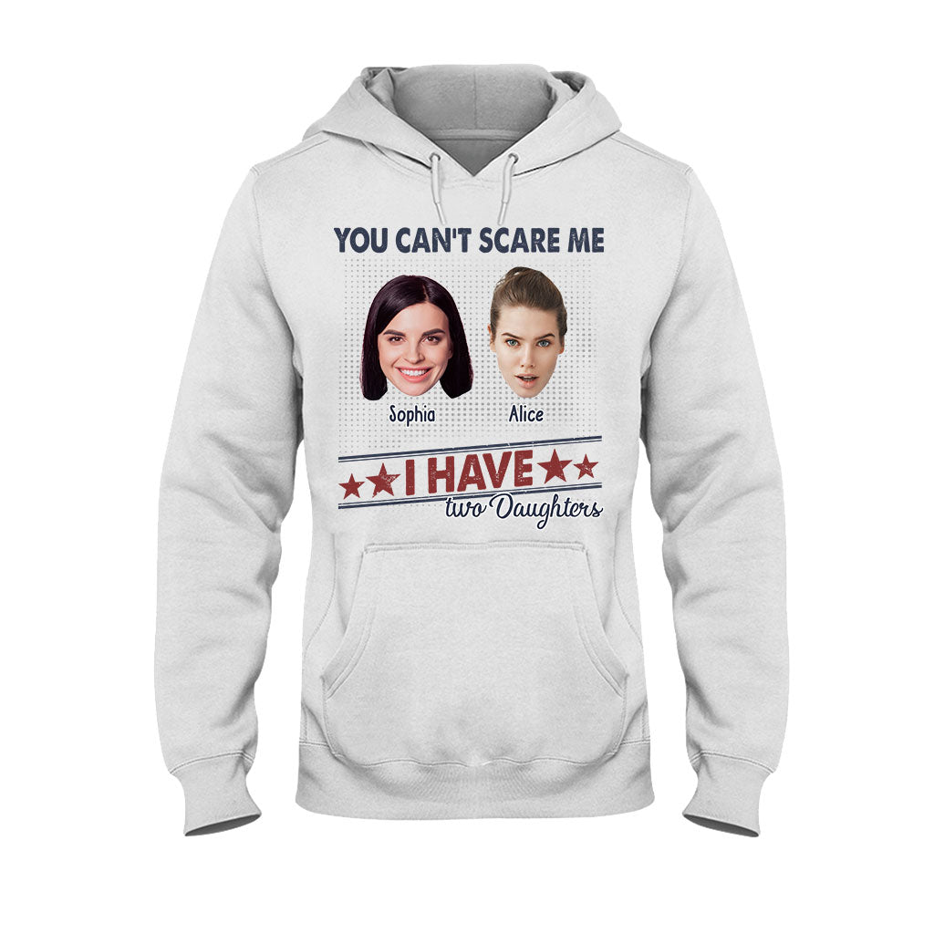 Du kannst mich nicht erschrecken, ich habe zwei Töchter – Personalisiertes Vater-T-Shirt und Hoodie