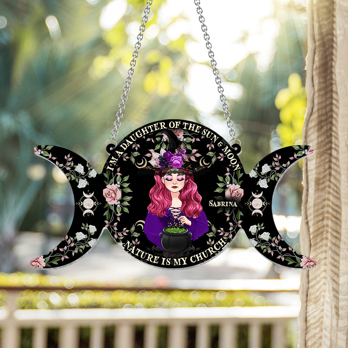 Ich bin eine Tochter von Sonne und Mond, die Natur ist meine Kirche – Personalisierter Hexen-Fensterhänger-Sonnenfänger
