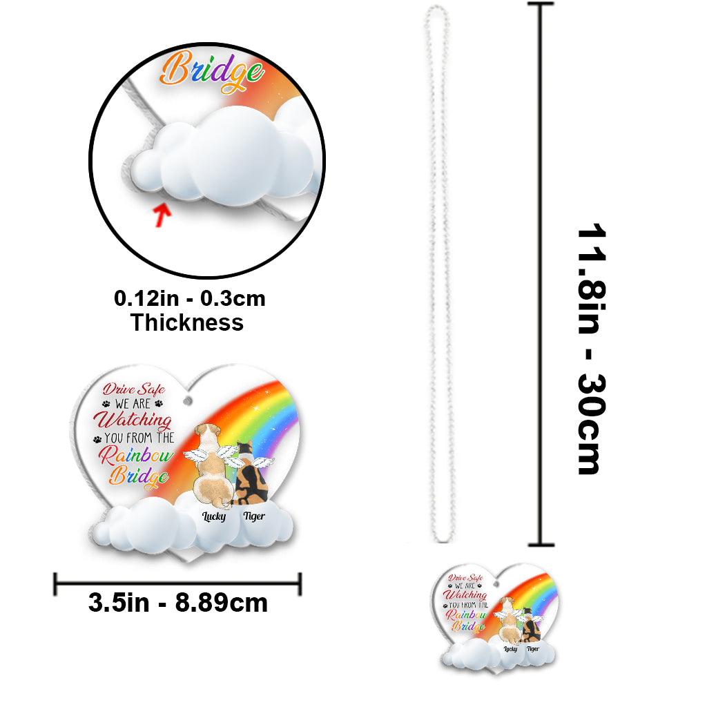 Fahr vorsichtig! Wir beobachten dich von der Regenbogenbrücke aus – Personalisierter transparenter Autoanhänger in Hundeform