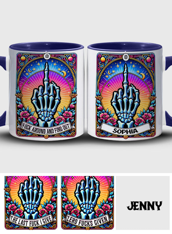 Mach's dir bequem und finde es heraus – personalisierte Tasse mit Totenkopf-Akzent