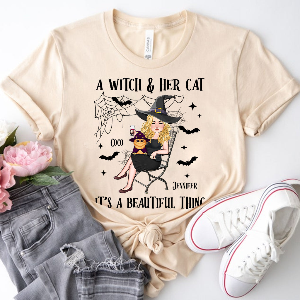 Eine Hexe und ihre Katze – Personalisiertes Hexen-T-Shirt und Hoodie