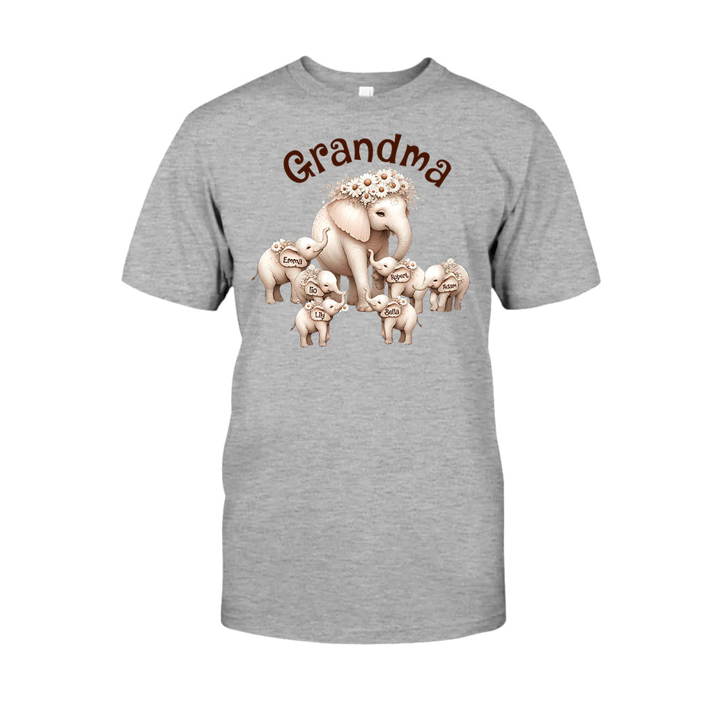 Niedlicher Elefant – Personalisiertes Oma-T-Shirt und Hoodie