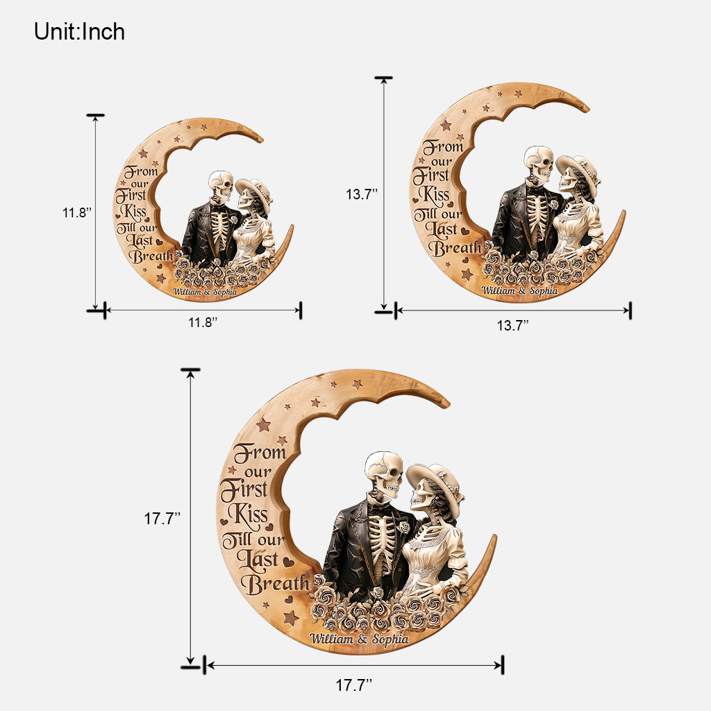 Von unserem ersten Kuss – personalisiertes Totenkopf-Holzschild in individueller Form