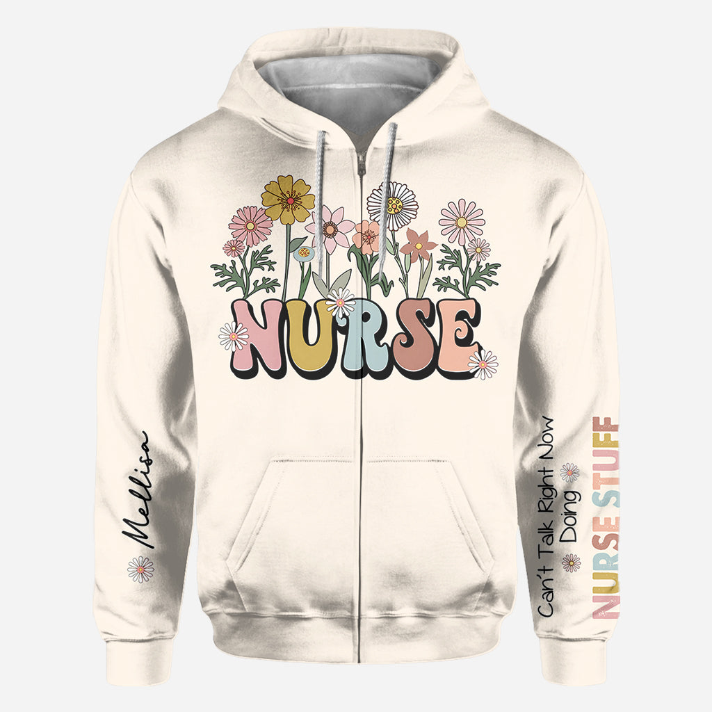 Kann gerade nicht reden, bin mit Krankenpflege beschäftigt - Personalisiertes T-Shirt mit Krankenpflegebezug