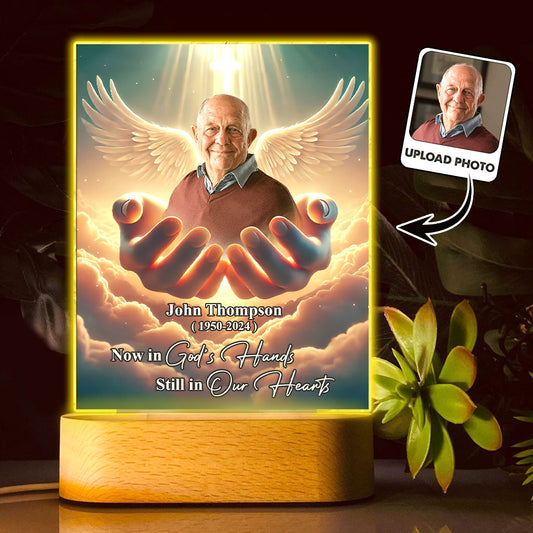 Nun in Gottes Händen, doch in unseren Herzen – Personalisierte Gedenktafel mit Leuchtfuß