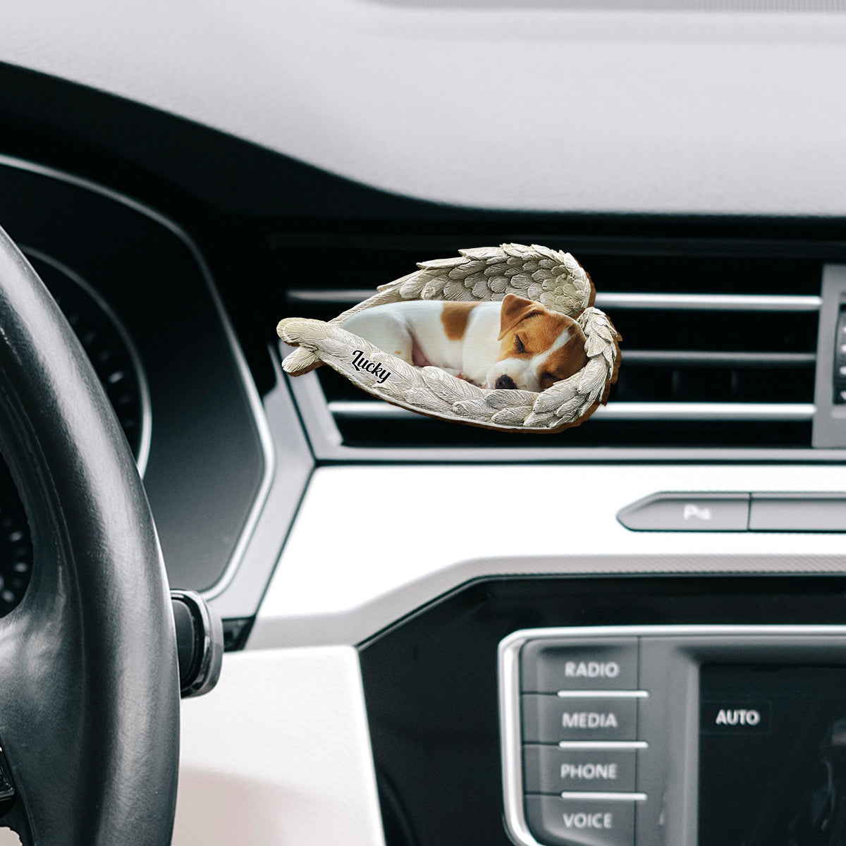 Schlafendes Haustier unter Engelsflügeln – Personalisierter Auto-Sonnenblendenclip in Hundeform