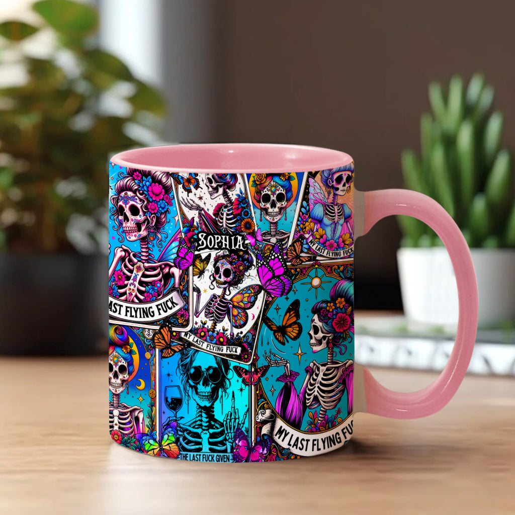 Totenkopf-Tasse mit personalisiertem Totenkopf-Akzent