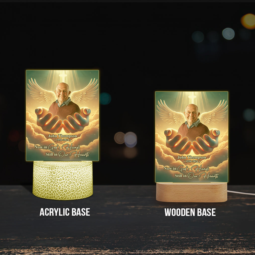 Nun in Gottes Händen, doch in unseren Herzen – Personalisierte Gedenktafel mit Leuchtfuß