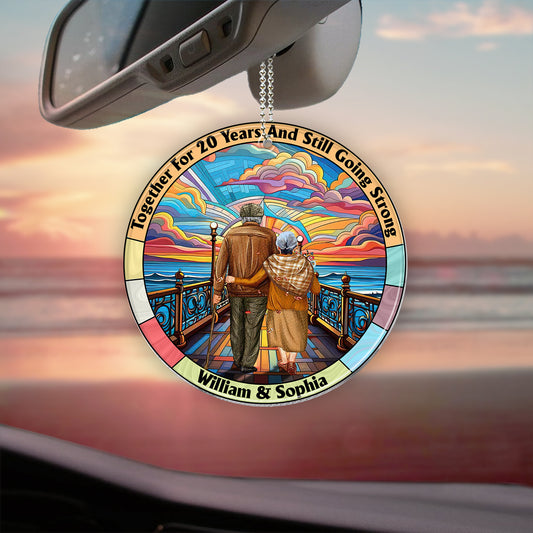 Seit Jahren zusammen und immer noch glücklich – personalisierter Autoanhänger für Paare