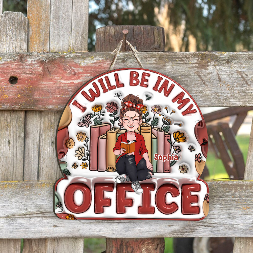 Ich bin im Büro – personalisiertes Buchschild aus Holz in individueller Form