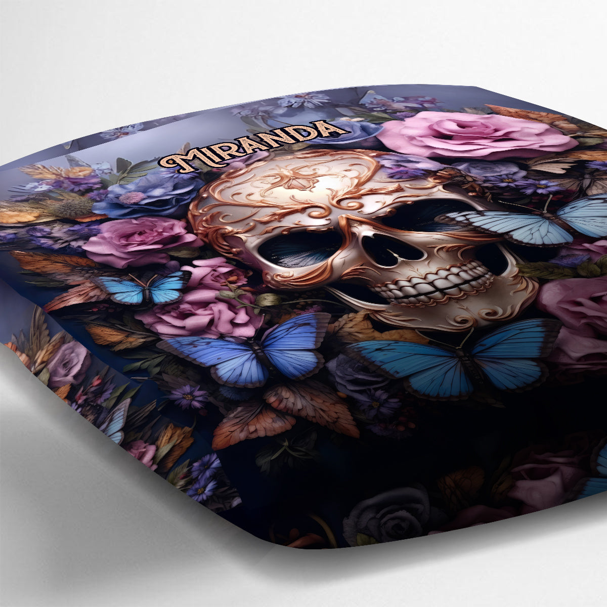 Schönheit des dunklen Totenkopfs, Rosen und Schmetterlinge - Personalisiertes Totenkopf-Dekokissen