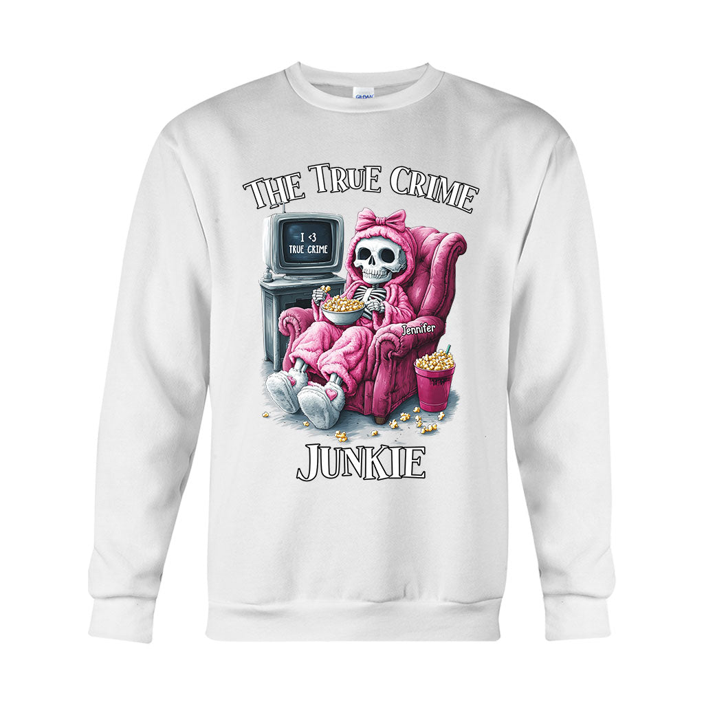 Der True-Crime-Junkie – Personalisiertes T-Shirt und Hoodie
