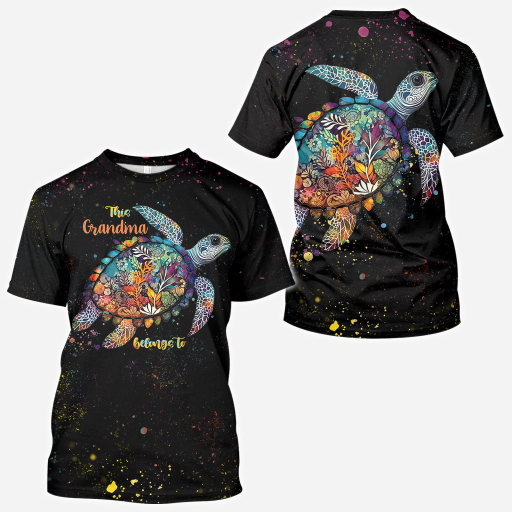 Dieses personalisierte T-Shirt mit Schildkrötenmuster gehört Oma und Mama.