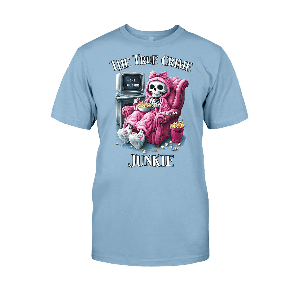 Der True-Crime-Junkie – Personalisiertes T-Shirt und Hoodie