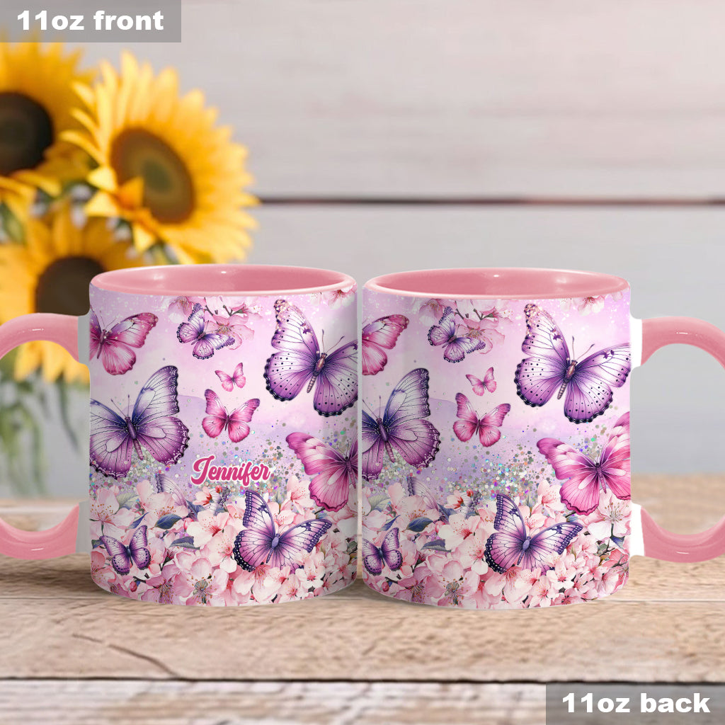 Personalisierte Tasse mit Schmetterlingsmotiv und rosa Blumenmuster