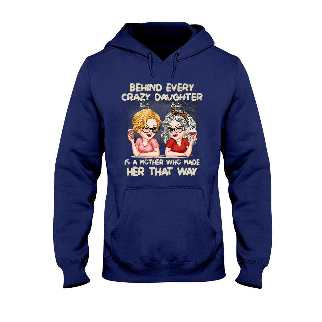 Hinter jeder verrückten Tochter steht eine Mutter – personalisiertes Mutter-T-Shirt und Hoodie
