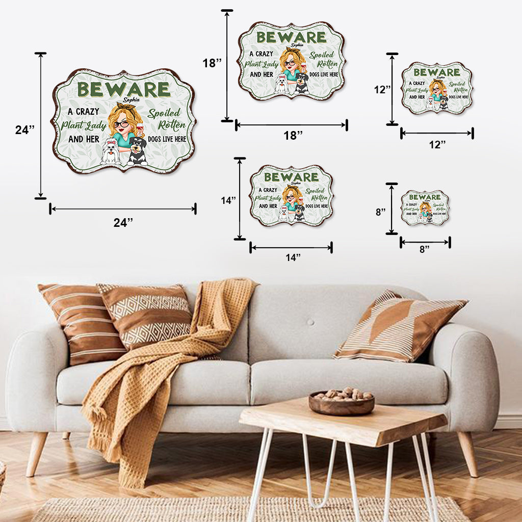 Eine verrückte Pflanzenliebhaberin und ihre verwöhnten Hunde wohnen hier – personalisiertes Gartenschild aus Metall