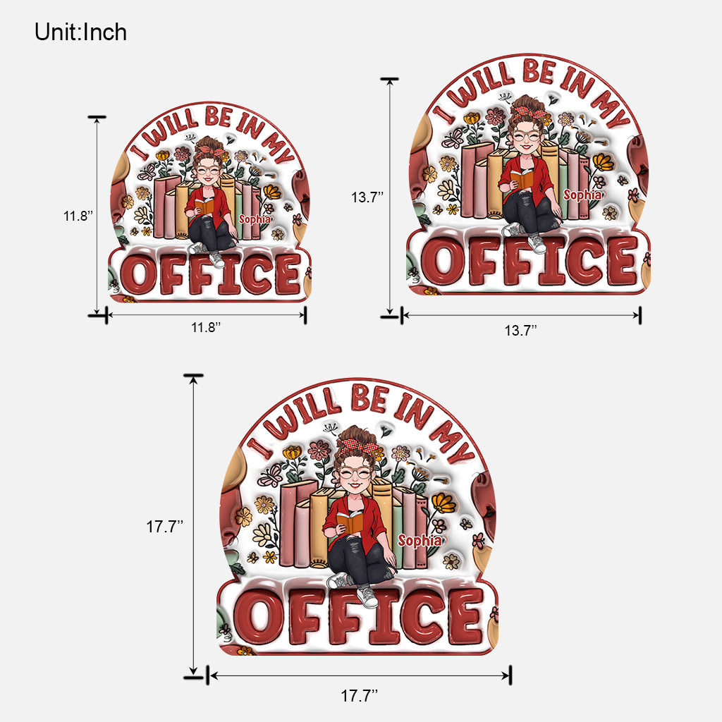 Ich bin im Büro – personalisiertes Buchschild aus Holz in individueller Form