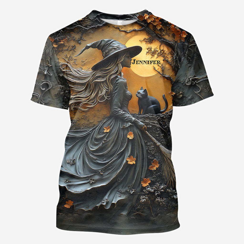 Wunderschöne Hexe und ihre schwarze Katze – personalisiertes Hexen-Shirt
