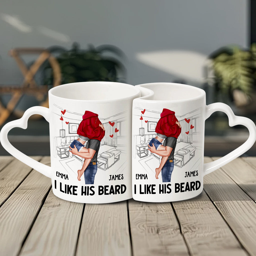 Ich mag seinen Bart, ich liebe ihren Po – Personalisierte Partner-Tasse mit passendem Herzgriff