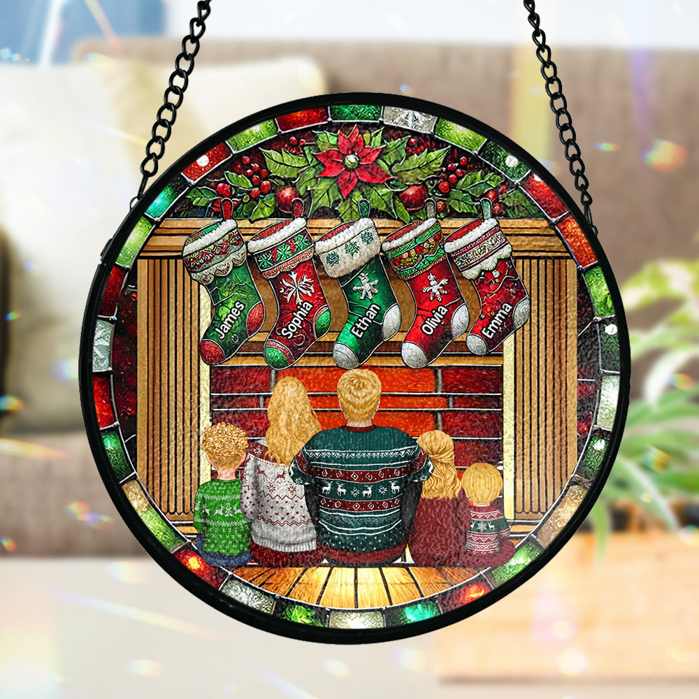 Glückliche Familie am Kamin – Personalisierter Familien-Sonnenfänger aus Buntglas