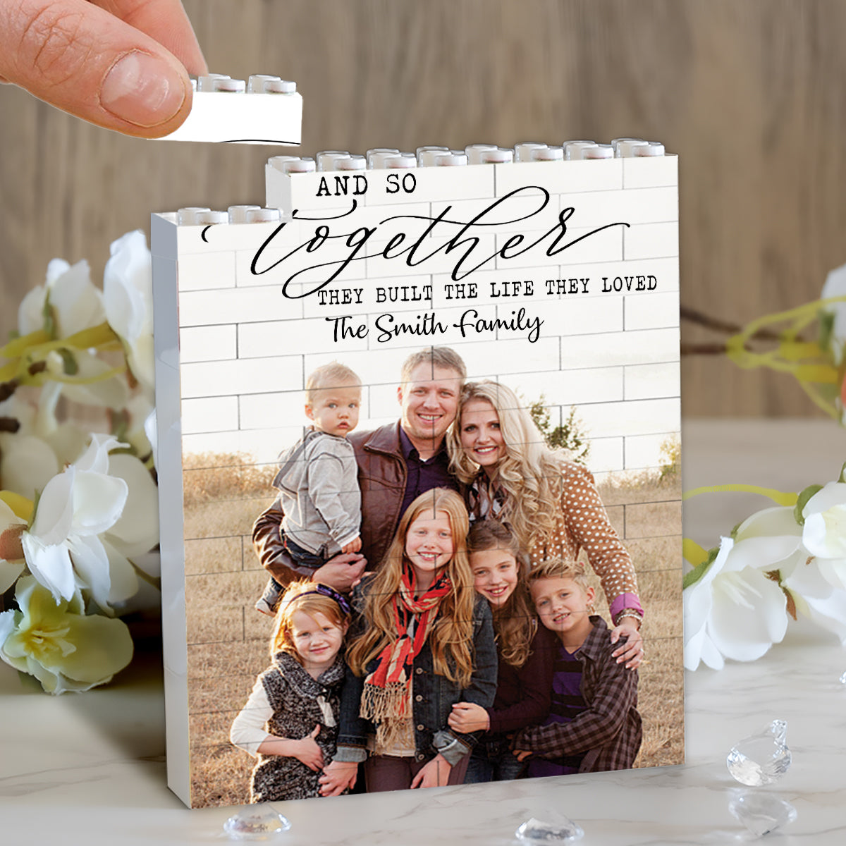 Und so bauten sie gemeinsam das Leben auf, das sie liebten – personalisierte Familien-Bausteine, einseitig, vertikal, rechteckig