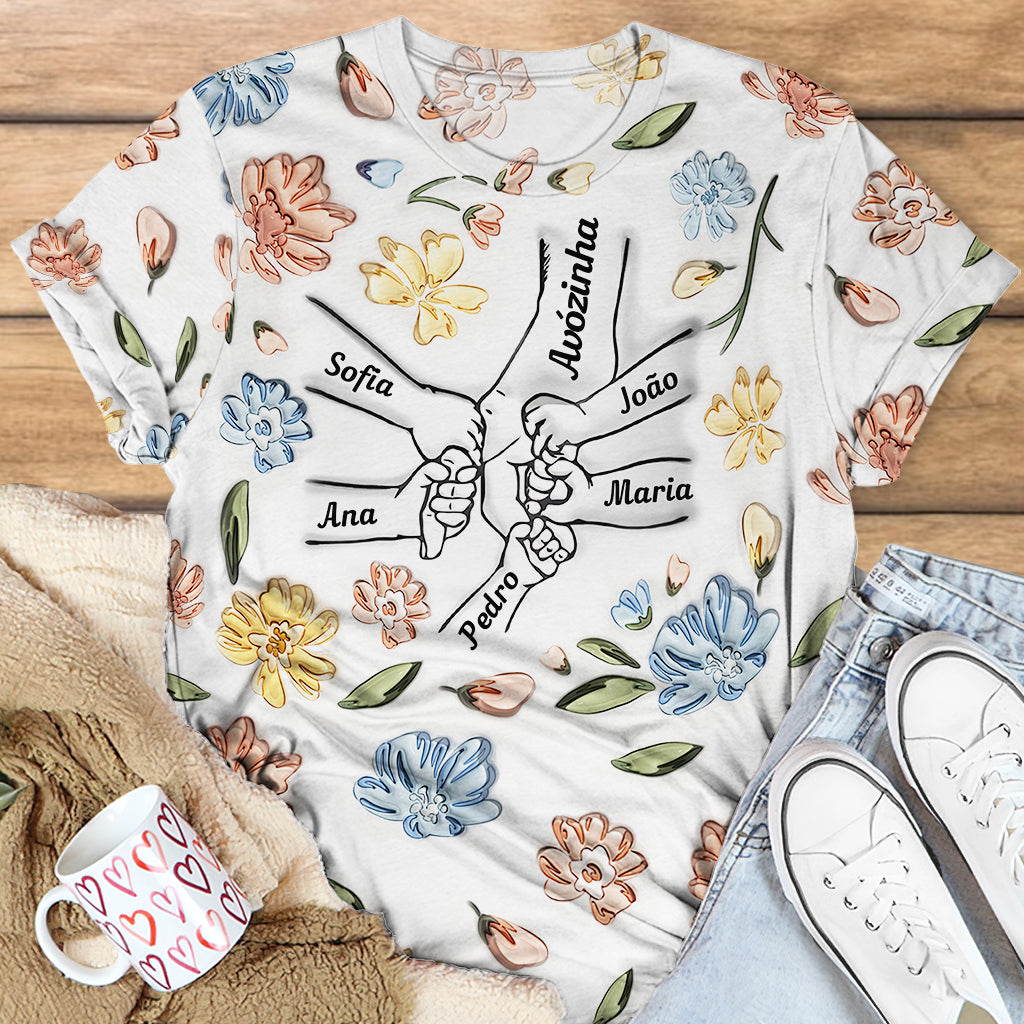 Mamas Liebe: Hände halten pastellfarbene Blumen - Personalisiertes Mutter-Shirt mit Rundum-Aufdruck