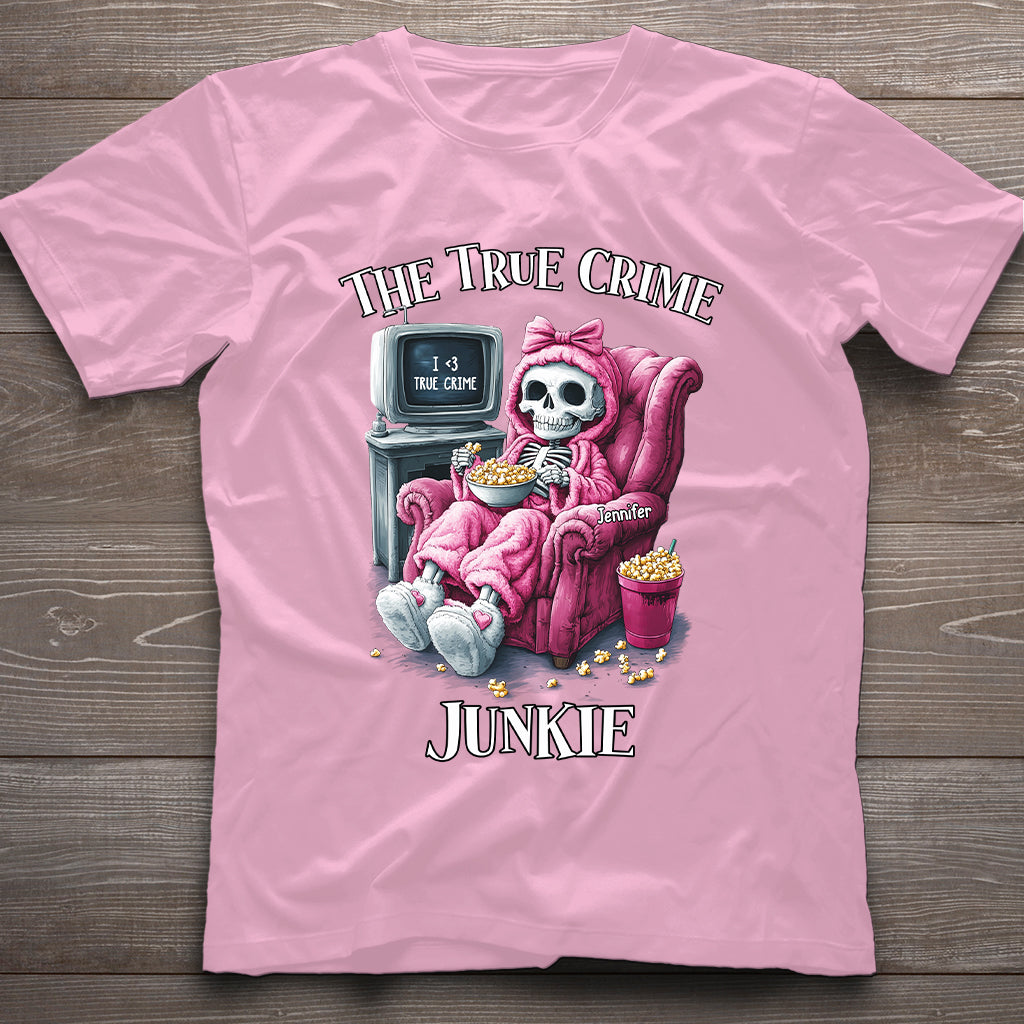Der True-Crime-Junkie – Personalisiertes T-Shirt und Hoodie