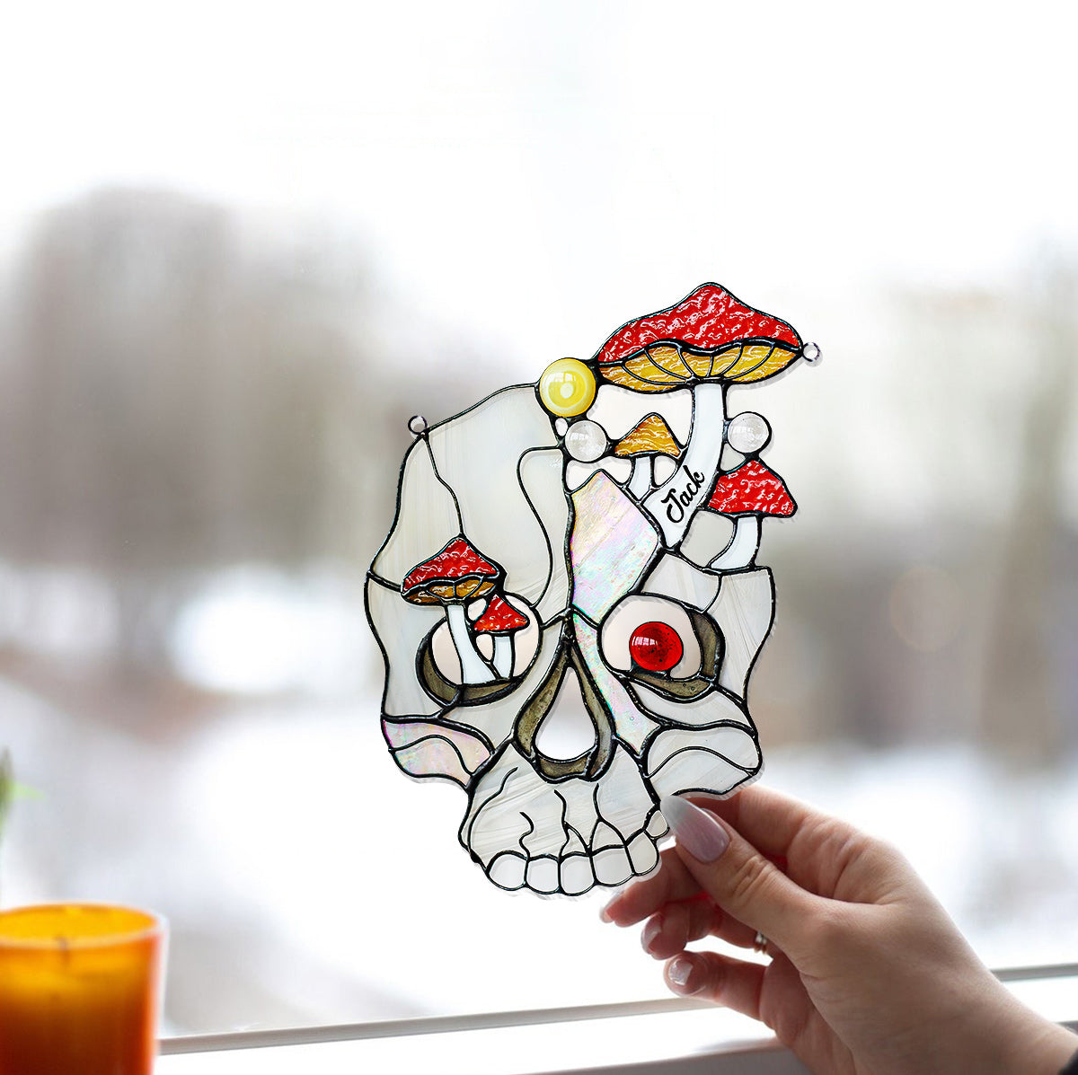 Weißer Pilzschädel – Personalisierter Totenkopf-Fensterhänger als Sonnenfänger 