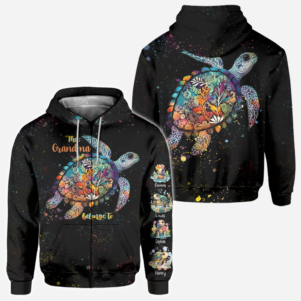 Dieses personalisierte T-Shirt mit Schildkrötenmuster gehört Oma und Mama.