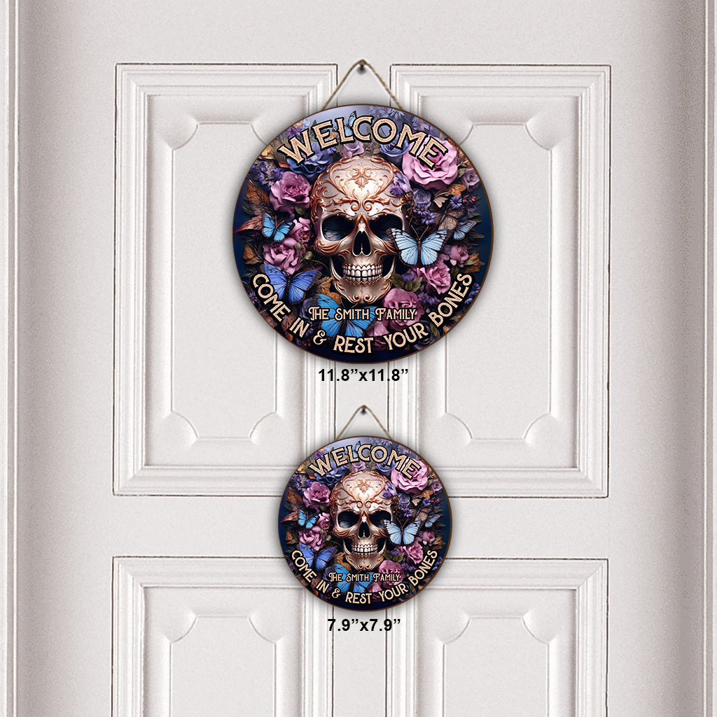 Willkommen! Treten Sie ein und ruhen Sie sich aus – personalisiertes rundes Totenkopf-Holzschild