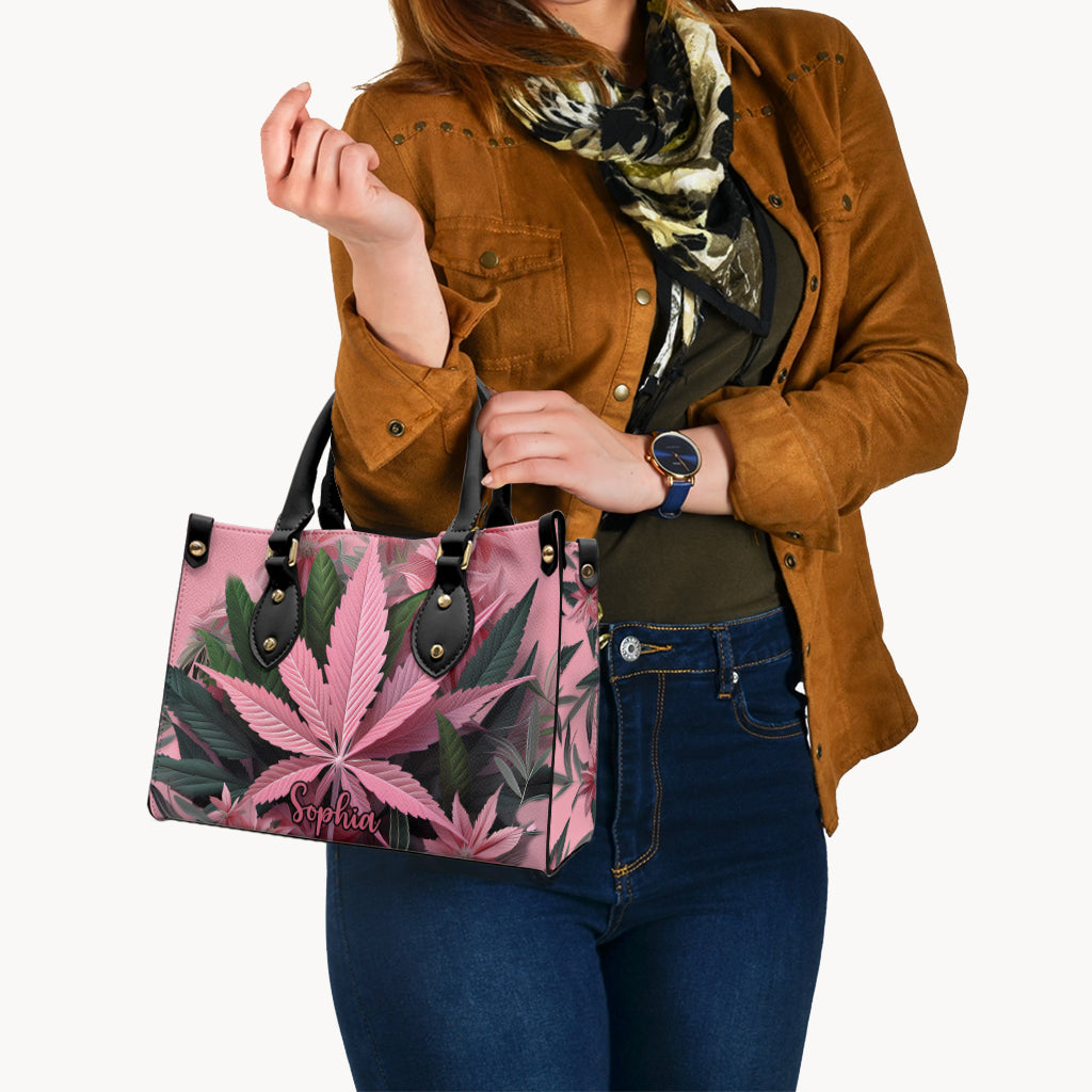 Pink Stoner Chick – Personalisierte Lederhandtasche für Cannabis