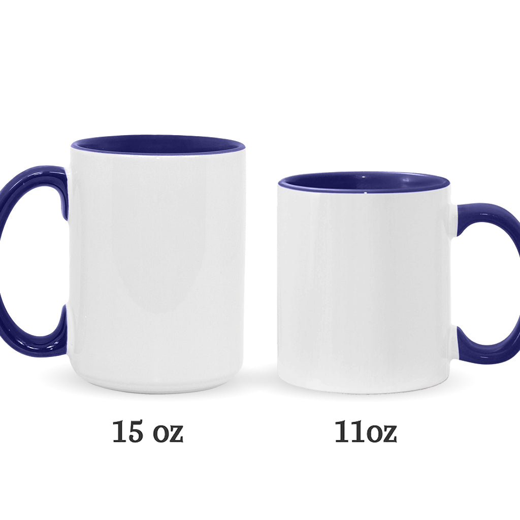 Oma und Enkelkinder halten Händchen – Personalisierte Tasse mit Oma-Akzent