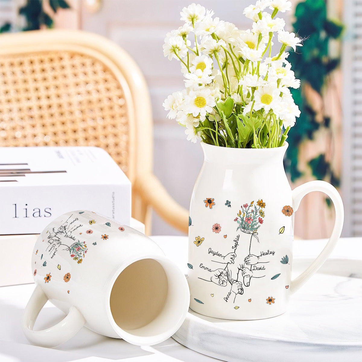 „Mamas Hand haltend“ – personalisierte Keramikvase für Mütter