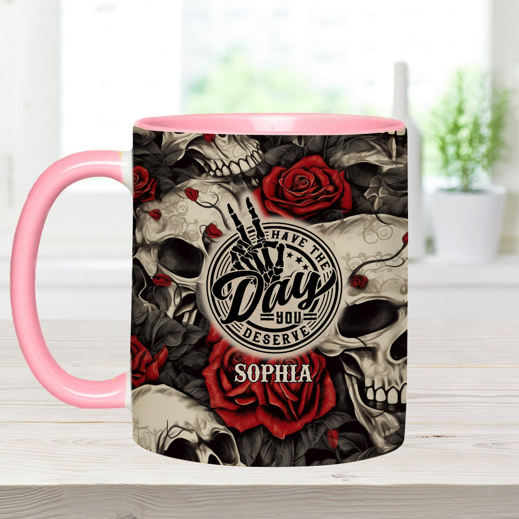 Hab den Tag, den du verdienst – Totenkopf-Rose – Personalisierte Tasse mit Totenkopf-Akzent