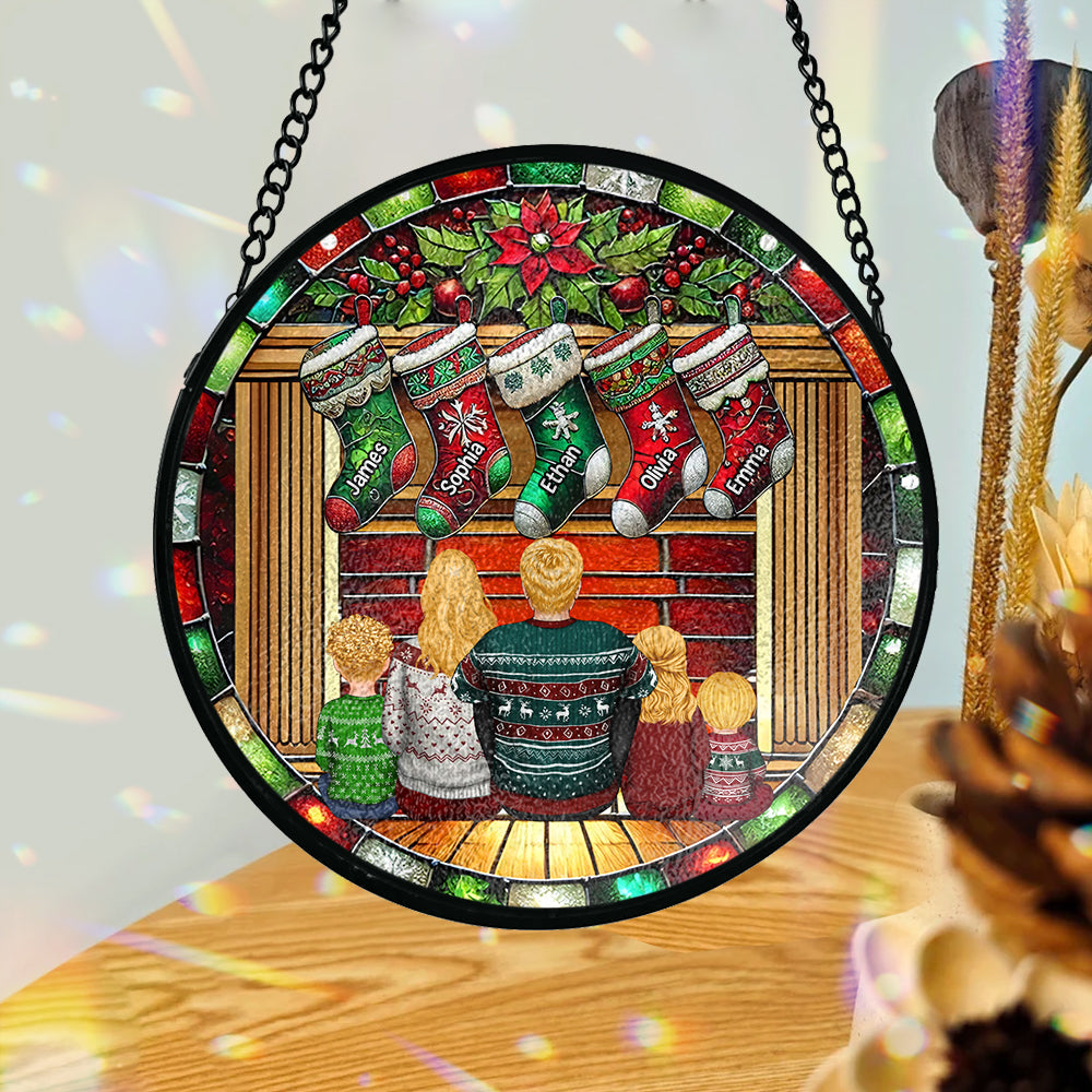 Glückliche Familie am Kamin – Personalisierter Familien-Sonnenfänger aus Buntglas