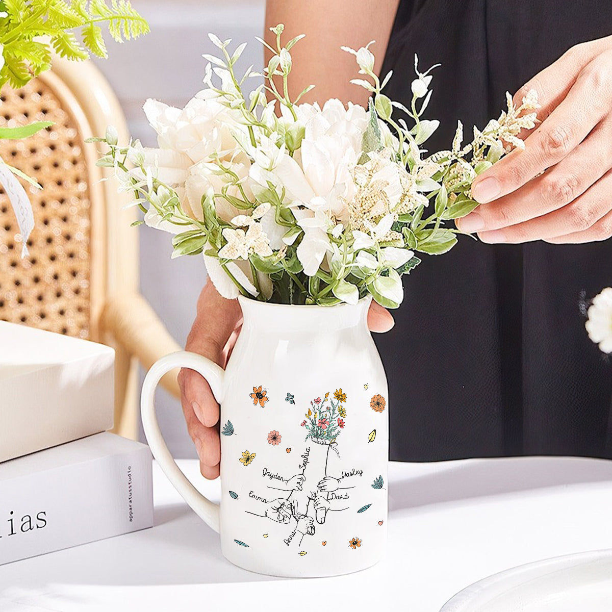 „Mamas Hand haltend“ – personalisierte Keramikvase für Mütter