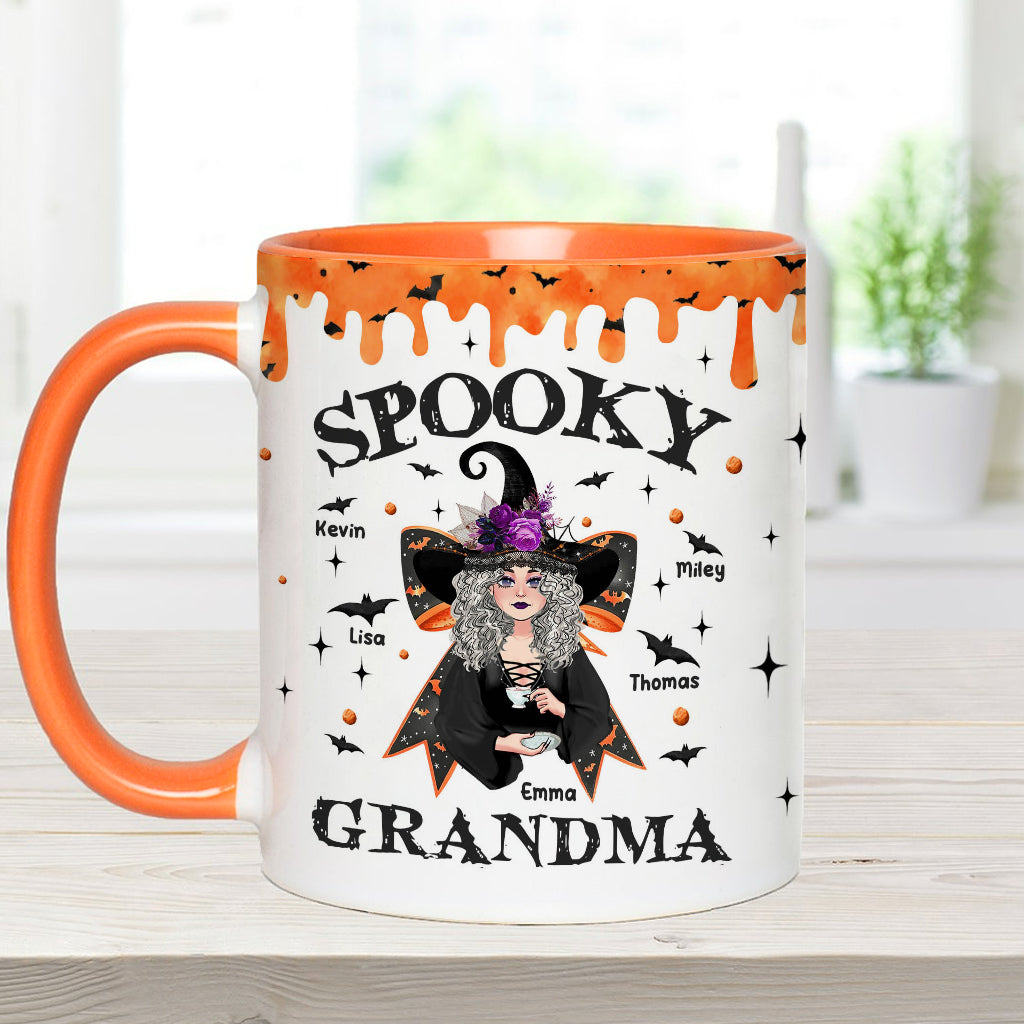 Gruselig – Beliebiger Titel – Personalisierte Tasse mit Oma-Akzent
