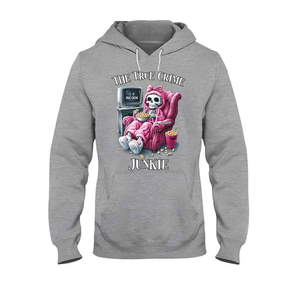 Der True-Crime-Junkie – Personalisiertes T-Shirt und Hoodie