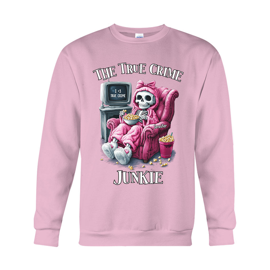 Der True-Crime-Junkie – Personalisiertes T-Shirt und Hoodie