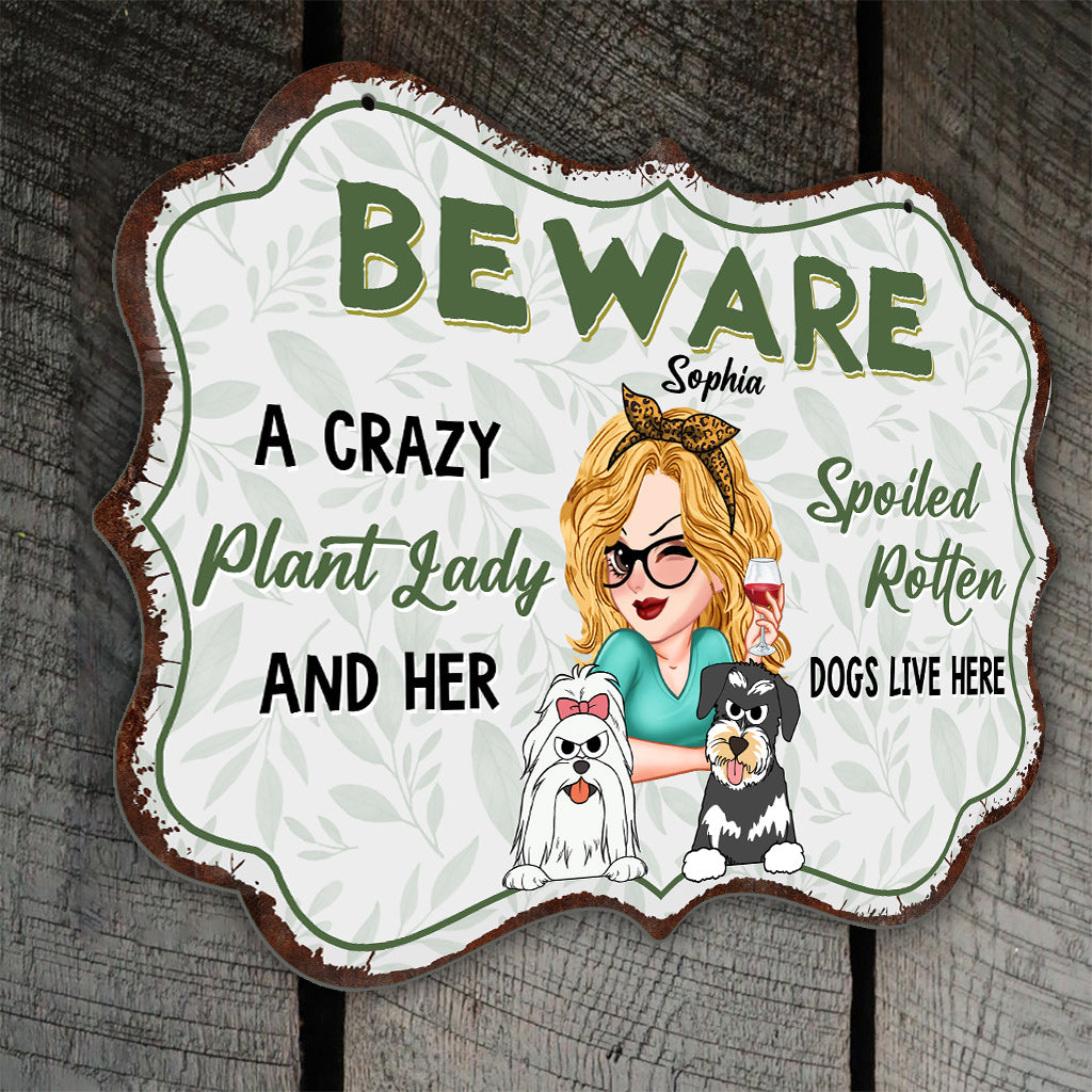 Eine verrückte Pflanzenliebhaberin und ihre verwöhnten Hunde wohnen hier – personalisiertes Gartenschild aus Metall
