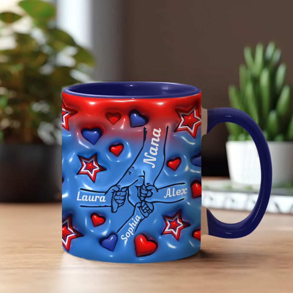 Oma und Enkelkinder halten Händchen – Personalisierte Tasse mit Oma-Akzent