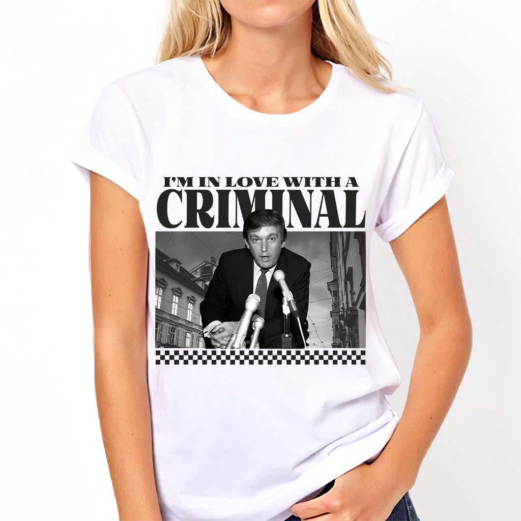 Ich bin verliebt in einen Kriminellen – T-Shirt, Präsidenten-T-Shirt für Papa, Lustiges politisches T-Shirt, Humorvolles T-Shirt für die Wahl, Wahlbekleidung 2024, Unisex-Grafik-T-Shirt