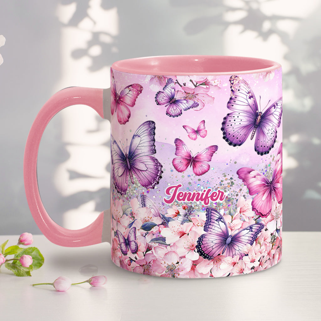 Personalisierte Tasse mit Schmetterlingsmotiv und rosa Blumenmuster