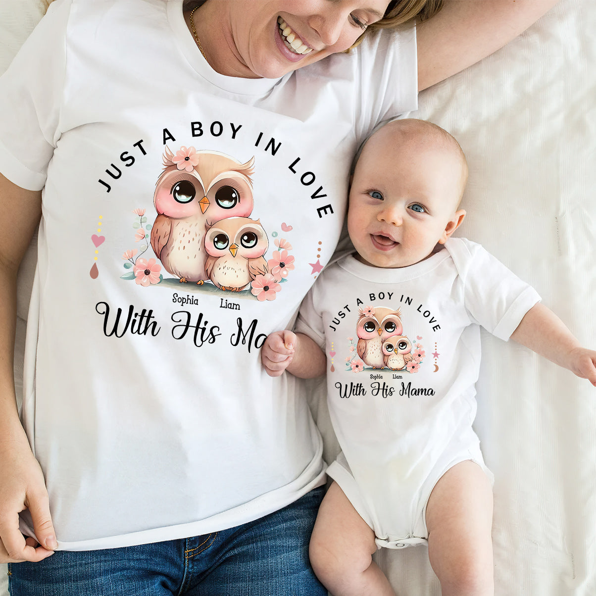 Einfach eine Mama, die ihren Jungen/ihre Tochter liebt – personalisiertes Mutter-T-Shirt und Baby-Body
