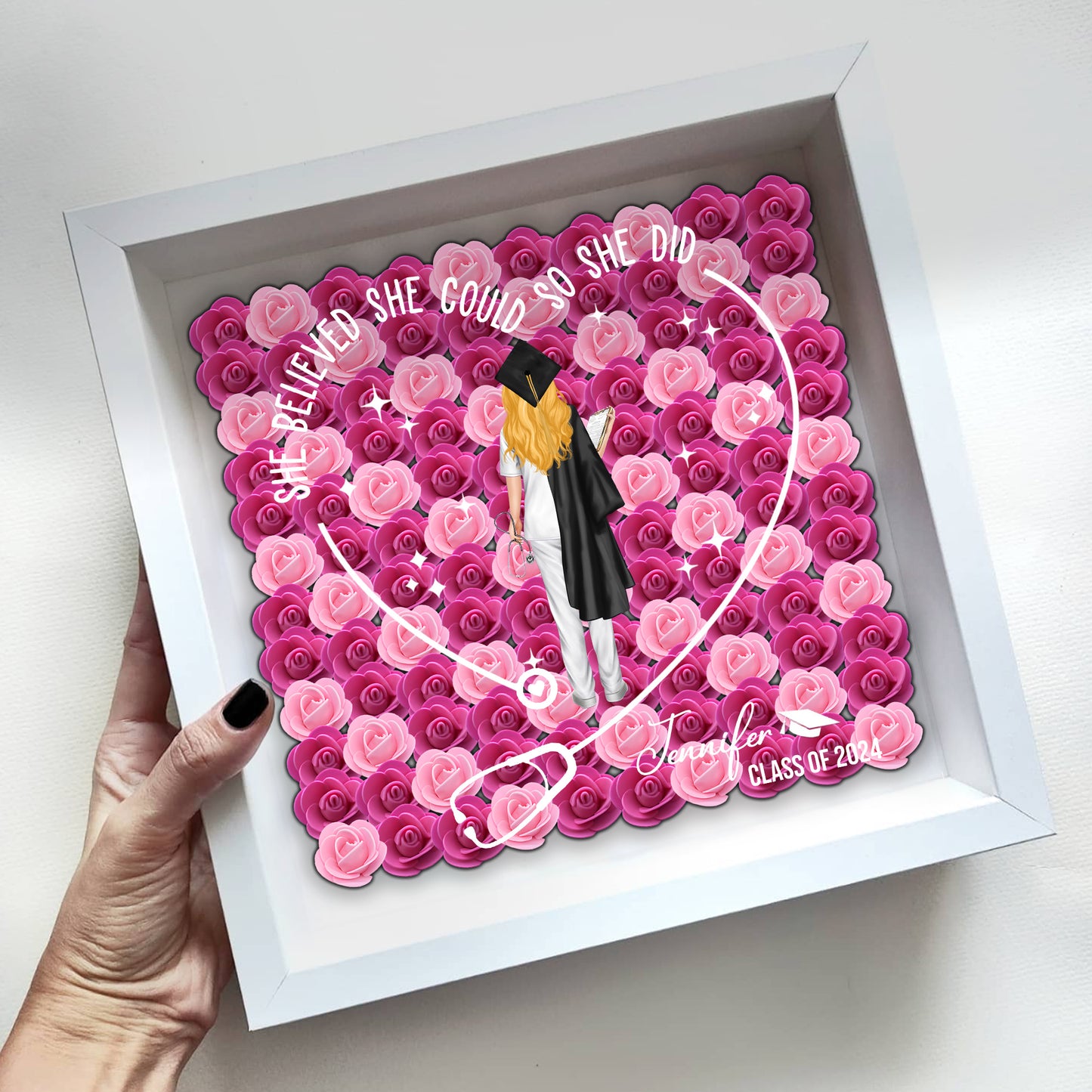 Sie glaubten daran, dass sie es schaffen konnten, und sie schafften es – personalisierte Abschluss-Schattenbox in individueller Blumenform