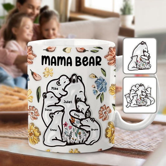 Mama Bär umarmt ihre Jungen – personalisierte Muttertasse mit Blumenmuster