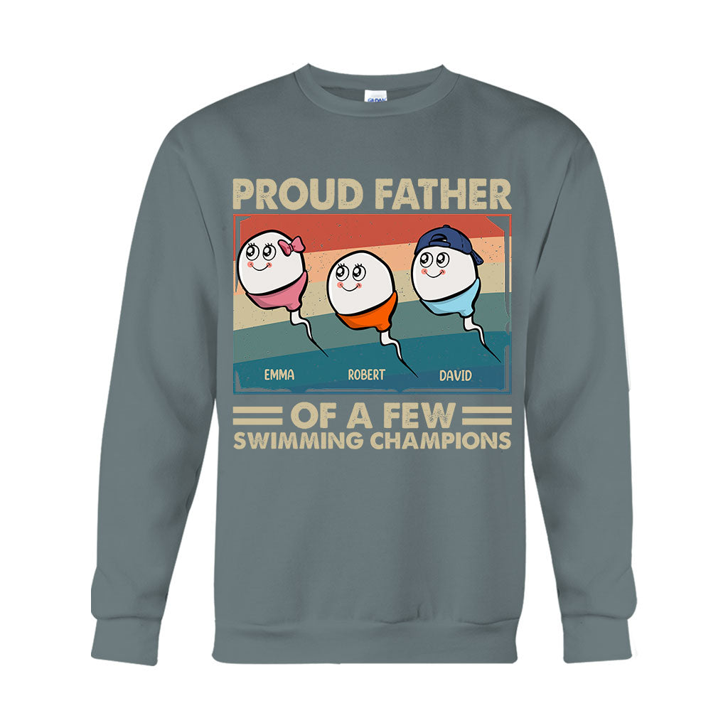 Stolzer Vater und Mutter mehrerer Schwimmmeister – Personalisiertes Vater-T-Shirt und Hoodie