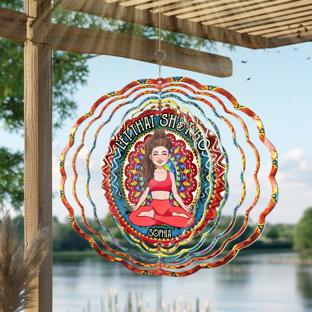 Lass den Scheiß los – Personalisierter Yoga-Windspinner